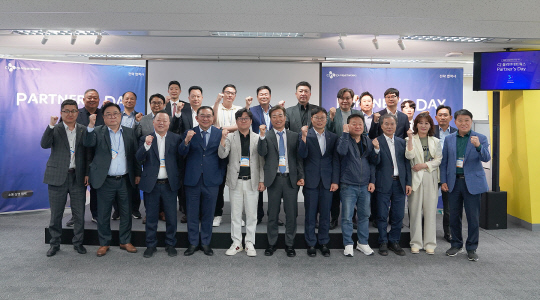 CJ올리브네트웍스가 지난 14일 서울 용산구 본사에서 개최한 2025 파트너스데이 행사에서 이 회사 유인상(왼쪽 다섯 번째) 대표가 행사에 참석한 전략협력사 대표들과 기념촬영하고 있다. CJ올리브네트웍스 제공